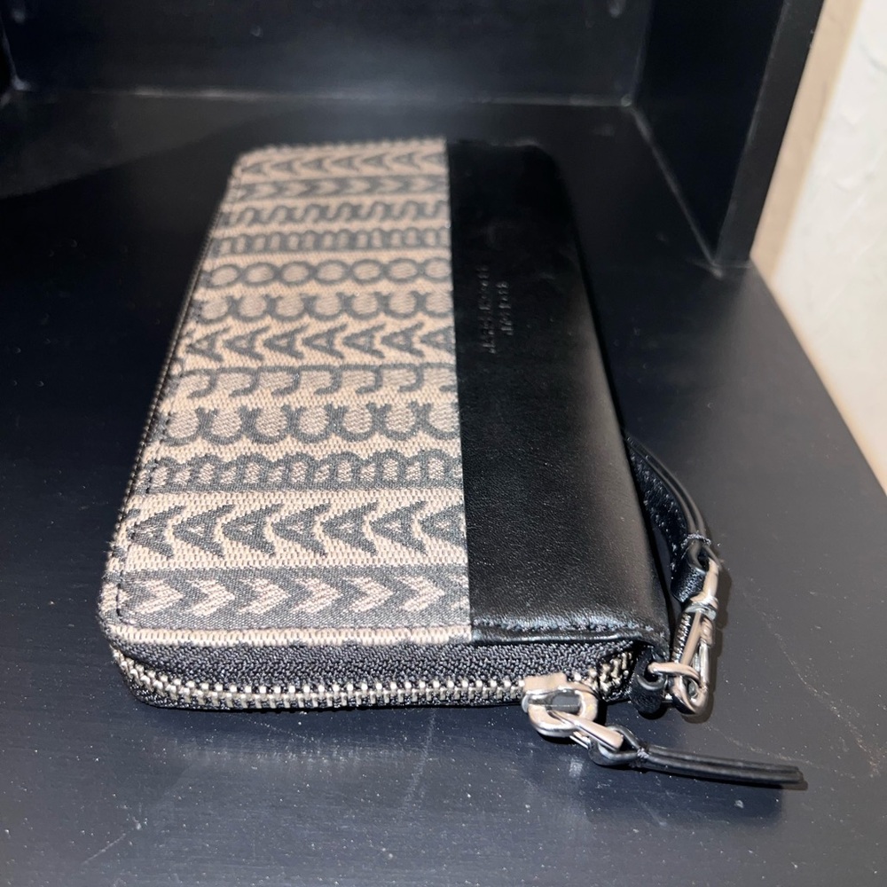Marc Jacobs The Monogram Zip-Up Continental Wallet - Picture 2 of 10